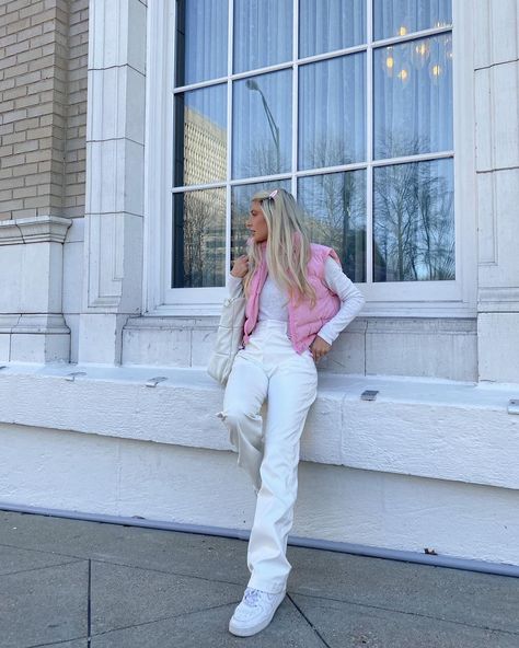 Light Pink Puffer Vest Outfit, Pink Puffer Vest Outfit, Pink Puffer Jacket Outfit, White Pants Outfit Winter, Vest Outfits Aesthetic, White Leather Pants, Puffer Vest Outfit, Pink Puffer Jacket, White Pants Outfit