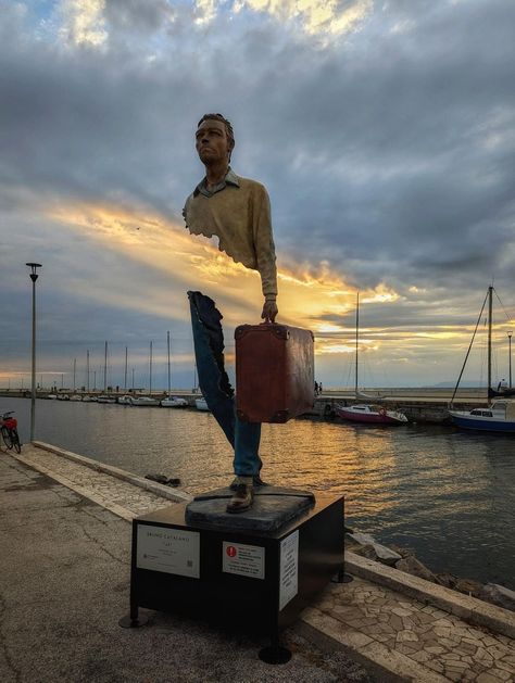 9 Fragmented travelers – Amazing sculptures by Bruno Catalano | STREET ART UTOPIA Sculpture Interior, Street Art Utopia, French Sculptor, World Street, Art Deco Sculpture, Leonard Cohen, Green Landscape, Art Installations, Street Artists