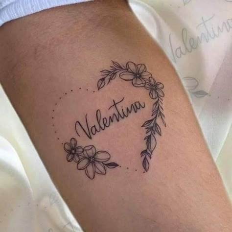 35 Tatuajes de Corazones Bocetos para Hombres Mujeres Nombre Valentina con corazon de flores en antebrazo Daughters Name Tattoo Ideas Mothers Forearm, Daughter Name Tattoos For Mom, Valentina Tattoo, Heart Name Tattoo, Last Name Tattoo For Women, Flower Tattoo With Name, Mutterschaft Tattoos, Name Tattoos For Moms, Baby Name Tattoos