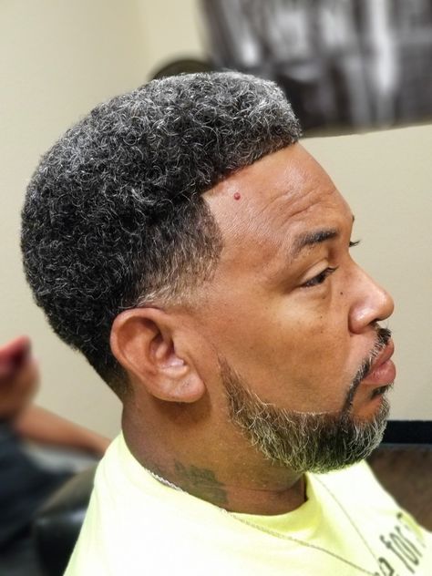 Beard Shape Up, Beard Shape, Male Haircuts, Top Haircuts For Men, Grey Blending, Men Fade Haircut Short, Afro Hairstyles Men, Outfit Sport, Beard Shapes