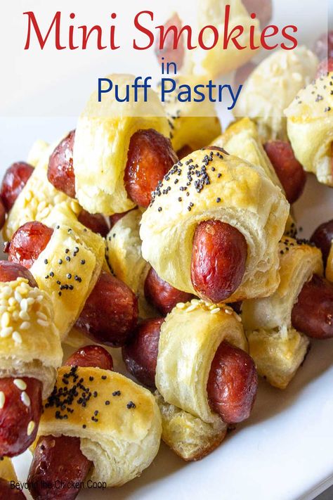 Small hot dogs wrapped in puff pastry and sprinkled with poppy seeds. Mini Pigs In A Blanket, Beef Snacks, Thanksgiving Board, Lil Smokies, Sausage Wrap, Spicy Mustard, Movie Snacks, Game Snacks, Delicious Appetizer Recipes