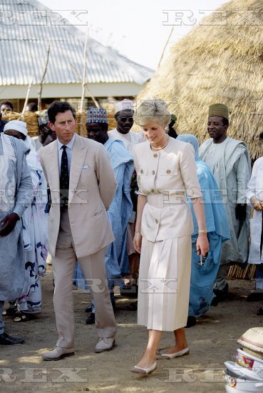 1990-03-17 Diana and Charles visit a village in Maiduguri, Borno, Nigeria King Charles Lll, Diana And Charles, Princess Diana Wedding, Diana Wedding, Princes Diana, Charles And Diana, 1990s Fashion, Queen Of England, British Monarchy