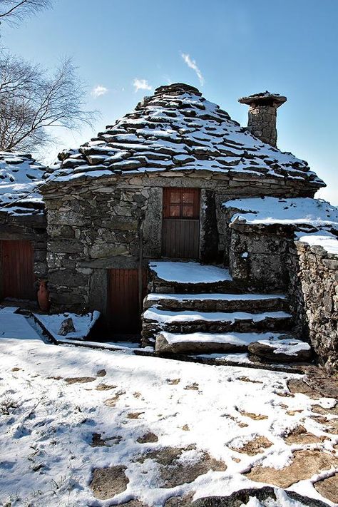 Cute Cottages, Stone Building, Stone Cottages, Unusual Homes, Cottage Cabin, Stone Cottage, Cabins And Cottages, Old Stone, Stone Houses