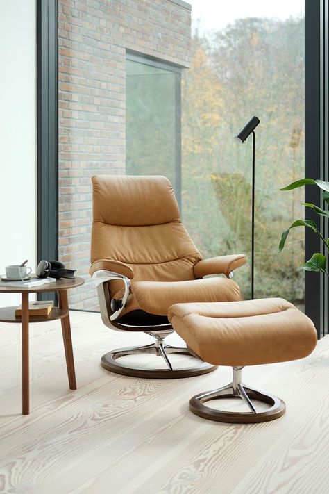 Clean lines and modern furniture create airy, livable spaces. Large windows and wooden floors blend nature with striking contrasts. Elevate your space with our timeless pieces. 📷 Stressless® View/Signature base/ Paloma Taupe Stressless Chair, Stressless Recliner, Recliner With Ottoman, Modern Cushions, Neck Support, Cushion Design, Wooden Flooring, Large Windows, Sustainable Materials