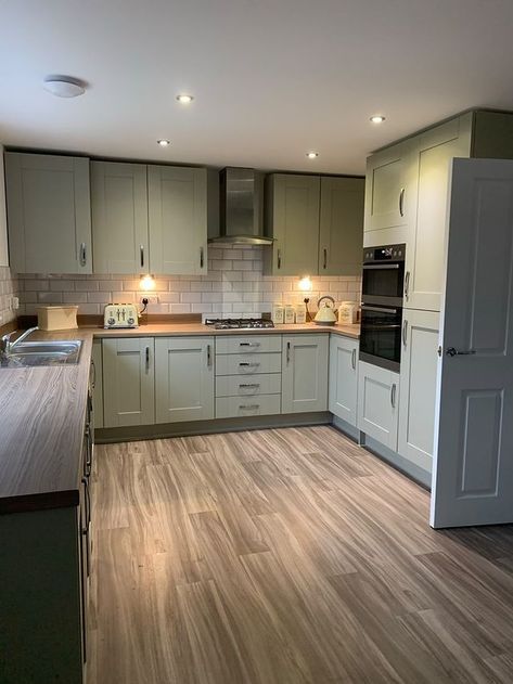 Symphony Kitchen Cranbrook Sage, Cranbrook Sage Kitchen, Green Shaker Style Kitchen, Green And Wooden Interior, Sage Kitchen Wooden Worktop, Shaker Kitchen Sage Green, Kitchen Interior Sage Green, Interior Design Kitchen Green, Sage Green Kitchen Wooden Worktop