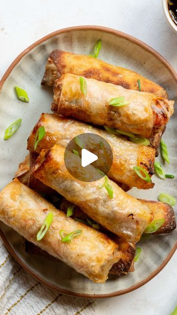 Airfryer Asian Recipes, Fried Spring Rolls Recipe, Air Fryer Spring Rolls, Salmon Meatballs, Rice Paper Recipes, Veggie Bowls, Air Fryer Recipes Snacks, Fried Spring Rolls, Homemade Chinese