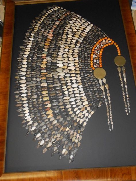 Native American - Unique Arrowhead art work - Headdress   made with hundreds of arrowheads. Arrowhead Art, Arrowhead Display, Flint Napping, Indian Arrowheads, Native American Tools, Arrowheads Design, Arrowheads Artifacts, Arrow Heads, Native American Decor