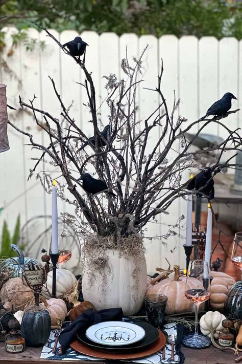 Diy Halloween Tree, Church Halloween, Halloween Deserts, Spooky Tree, Halloween Tablescape, Homemade Halloween Decorations, Tree Centerpieces, Spooky Trees, Halloween Centerpiece