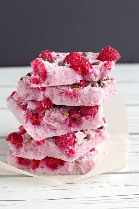 Easy Low Calorie Desserts, Raspberry Frozen Yogurt, Yogurt Bark Recipe Frozen, Los Carb, Yogurt Bark Recipe, Yogurt Pretzels, Dark Chocolate Desserts, Frozen Yogurt Bark, Healthy Chocolate Cake