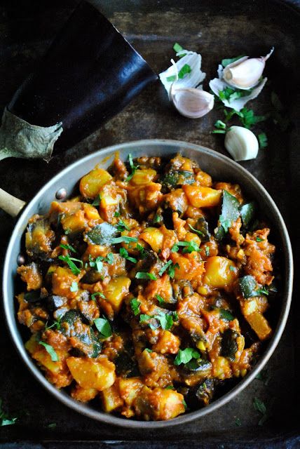 Garlicky eggplant and potatoes in tomato sauce. A perfect weeknight dish!  RECIPE: http://www.vegansandra.com/2013/02/eggplant-and-potatoes-in-tomato-sauce.html Garlic Eggplant, Vegan Eggplant, Tomato Curry, Eggplant Dishes, Eggplant Recipes, Veggie Dishes, Delicious Vegan Recipes, Vegan Dishes, Vegan Recipes Easy