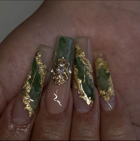 Green And Gold Nail Inspo Acrylic, Jhene Aiko Concert Nail Ideas, Wedding Nails Green And Gold, Prom Nails Gold And Green, Nail Green And Gold, Emerald Gold Nails, Jade And Gold Nails, Green With Gold Nails, Green Gold Nails Ideas