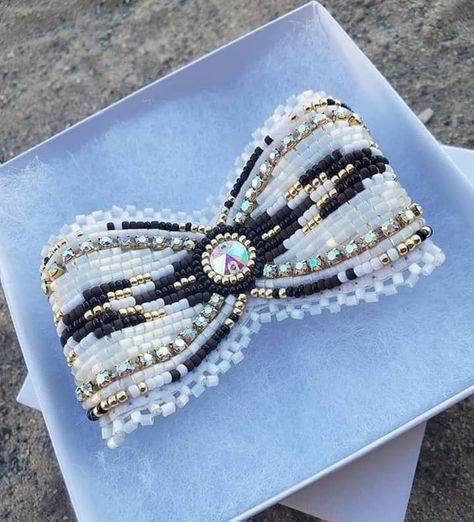 Beaded Hair Bows Native American, Beadwork Ideas, Native American Beadwork Patterns, Beaded Bow, Beaded Braclets, Native Beading Patterns, Beaded Hair Clips, Bead Hair Accessories, Bead Loom Designs