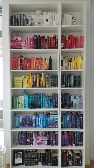 Rainbow shelfs 💋 Rainbow Book Shelf, Rainbow Shelves, Rainbow Shelf, Bookshelf Aesthetic, Bookshelf Inspiration, The Home Edit, Bookshelf Styling, Book Organization, Home Library