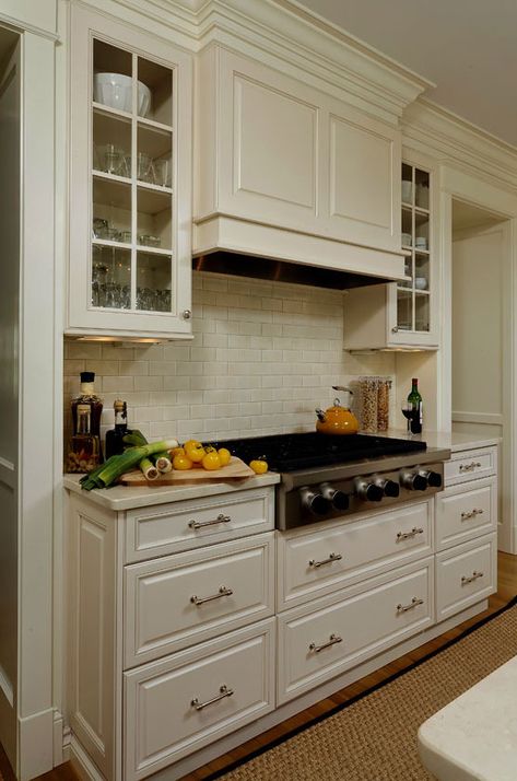 Like hood over range with glass front cabinets flanking hood. Like how hood protrudes to provide dimension and 'hide' vent. Kitchen Hood Design, Kitchen Vent Hood, Kitchen Cabinet Trends, Kitchen Vent, Best Kitchen Cabinets, Kitchen Range Hood, Kitchen Hoods, Kitchen And Bath Design, Kitchen Stove