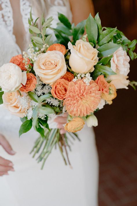 Peach And White Wedding Florals, Peach Fall Wedding Flowers, Peach Summer Wedding Flowers, Peach And Terracotta Wedding Bouquet, Orange Roses Wedding Decor, Blush And Orange Bouquet, Emerald Peach Wedding, Wedding Bouquets Bride Orange, Orange And Coral Wedding