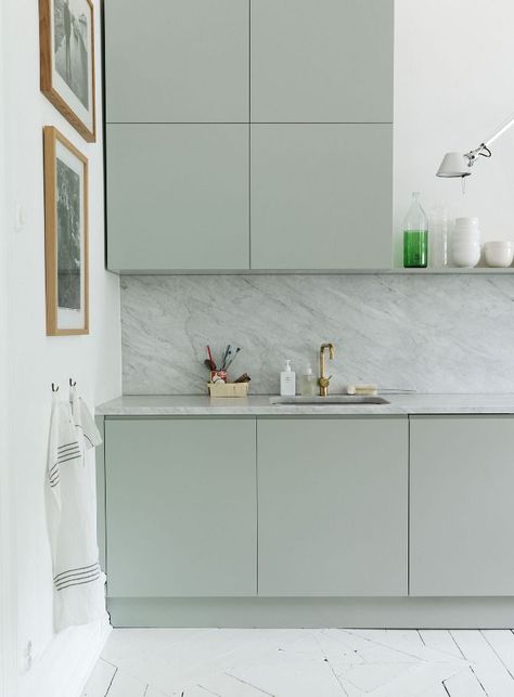 Mint Green Kitchen from a Scandinavian Stylist, Remodelista Dapur Skandinavia, Mint Green Kitchen, Серая Кухня, Desain Pantry, Kabinet Dapur, Kitchen Wall Colors, Green Cabinets, Scandinavian Kitchen, Grey Kitchens