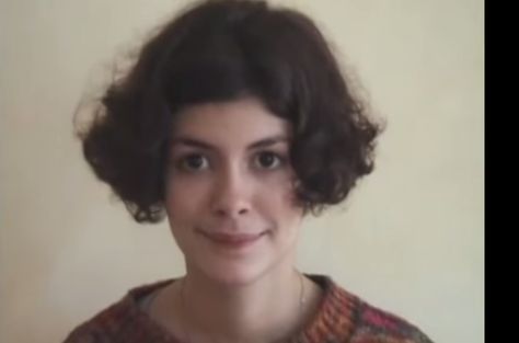 amelie haircut with natural curls - cleanly cut bangs doesn't make sense with rough natural texture Amelie Bob, Amelie Haircut Curly, Amelie Haircut, Amélie Poulain Aesthetic, Amelie Hair, Amelie Stills, Amelie Screencap, Amelie Film, Dash Snow