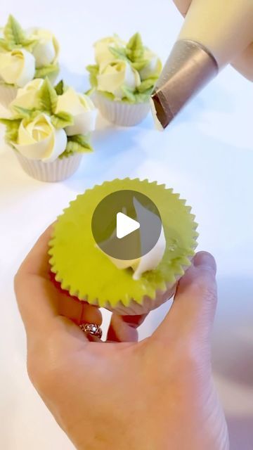 Cupcake Decorating Ideas For Wedding, Fancy Cupcakes Decorating Design, Buttercream Floral Cupcakes, Wedding Shower Cupcakes Ideas, Flower Icing Cupcakes, Baby In Bloom Cupcake Ideas, Buttercream Wildflowers, Buttercream Cupcakes Decorating, Easy Flower Cupcakes Decorating