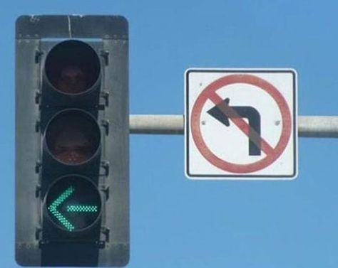 You Had One Job ~ left turn no left turn signals... I'm so confused U Turn Sign, Funny Sign Fails, Job Fails, Funny Road Signs, No U, You Had One Job, People Funny, U Turn, Memes Br