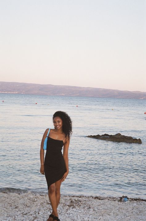 Vacation Photos Black Women, Black Beach Girl Aesthetic, Black Girls In Dresses, Cute Summer Poses, Vacation Black Women, Black It Girl, Poses Black Women, Summer Black Women, Vibe Instagram