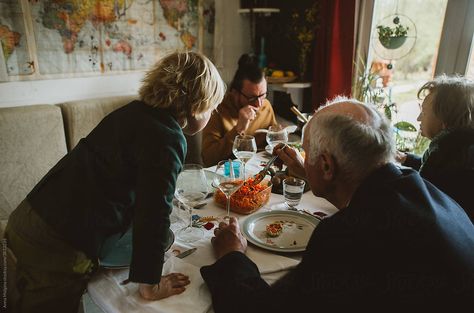 Family Dinner Photography, Photography Assignments, Family Lunch, 5 Senses, Old Photography, Family Eating, Family Cooking, Sunday Dinner, Food Magazine