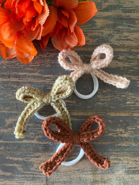 Crochet Bow Ornament, Crochet Bow Hair Tie, Crochet Bow Keychain, Crochet Hair Ribbon, Bow Tie Crochet, Crochet Hair Bow, Cotton Crochet Patterns, Crochet Hair Bows, Bow Crochet