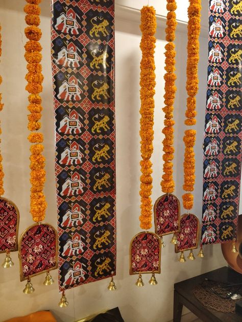 Patola Theme Wedding Decor, Diy Puja Decorations, Patola Toran, Indian Decoration Ideas, Indian Decor Diy, Puja Decor, Ganesh Chaturthi Decoration, Home Flower Decor, Ganpati Decoration At Home