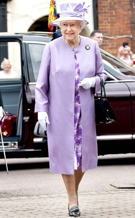 2011 The Queen attended a homecoming parade in Lichfield, England wearing a floral dress, lilac-hued coat and coordinating hat. Floral Print Frock, Lilac Coat, White Lace Gown, Wedding Pantsuit, Elizabeth 2, Queen Elisabeth, Homecoming Parade, Rainha Elizabeth Ii, Dress Lilac