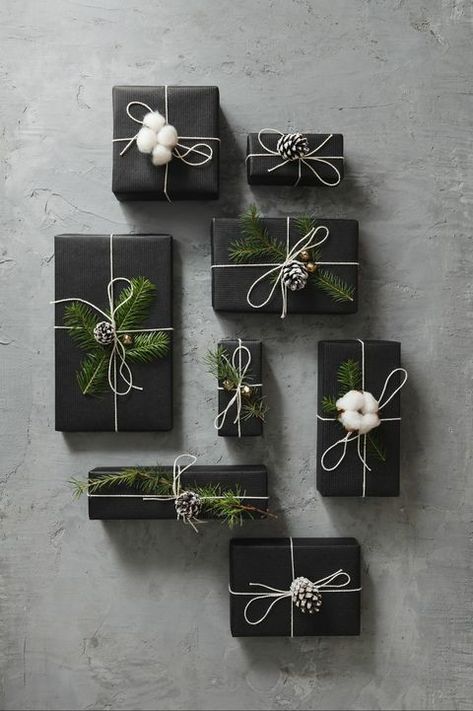 Black And White Christmas Wrapping Ideas, Black Christmas Presents, Dried Orange Gift Wrap, Christmas Wrapping Black, Christmas Gifts Packaging, Diy Christmas Wrapping, Diy Holiday Gift Wrapping, Christmas Present Wrap, Christmas Package