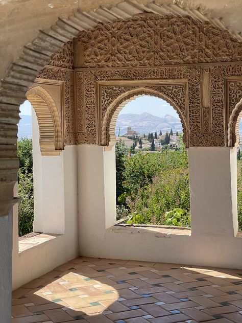 Alhambra - Espanha Alhambra Interior, Iberian Architecture, Alhambra Spain, Pretty Buildings, Spain Aesthetic, Apartment Aesthetic, Arabic Art, Photos Of Nature, Beautiful Photos Of Nature