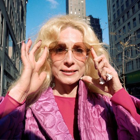 LUNCHTIME BY CHARLES H. TRAUB Charles H Traub, John Lennon And Yoko, Arte Punk, Celebrity Culture, Street Portrait, Jackie O, Documentary Photography, Famous Women, Lunch Time