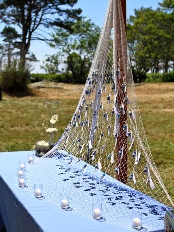 Hook cards onto a fishing net for a #nautical style wedding. {The Wedding Belle, LLC} Wedding Church Flowers, Creative Place Cards Wedding, Wedding Church Decorations, Fish Net Decor, Fishing Themed Wedding, Fish Wedding, Fishing Wedding, Card Displays, Church Wedding Decorations