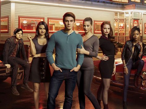 Who will die in Riverdale's "tragic" finale? Riverdale Season 2, Core Four, Riverdale Quotes, Cole Sprouse Hot, Cole Sprouse Funny, Cole Sprouse Wallpaper, Riverdale Characters, Aesthetic Header, The Cw Shows