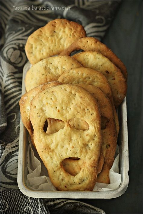 My Diverse Kitchen - Food & Photography From A Vegetarian Kitchen In India : Herbed “Boo/ Ghost” Breads For Halloween Meatballs Halloween, Desserts Halloween, Dinner Halloween, Halloween Food Appetizers, Food Halloween, Cookie Cookbook, Treats Halloween, Flat Breads, Food Appetizers