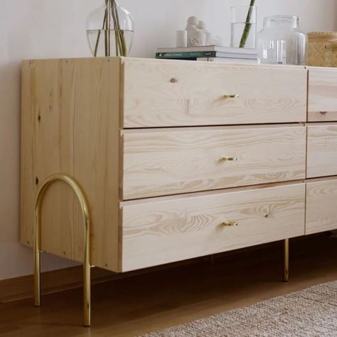 Refresh your IKEA furniture with these custom legs. Learn where you can find them and how to make the right choice. #IKEA #ikeahack #legs #furniture #replacement #ivar #kallax #eket #sofa #vallentuna #for furniture #hack #table # Brass Furniture Legs, Ikea Eket, Wooden Furniture Legs, Metal Furniture Legs, Ikea Dresser, Ikea Ivar, Brass Furniture, Furniture Leg, Ikea Sofa