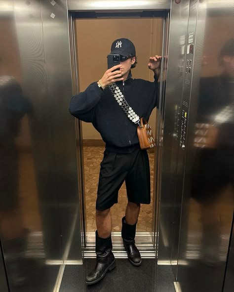 Berlin Club Outfit Men, Alexander Roth, Minimalstyle Outfit, Man Streetwear, Masculine Fashion, Clothing Guide, Mens Fashion Streetwear, Fashion Portfolio, Big Clothes