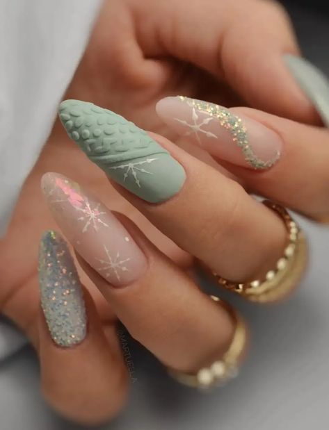 Elevate your style with these frosty sage green winter nails! Explore enchanting nail art designs with snowflakes and seasonal motifs to keep your fingertips chic all winter long. Nail Art Noel, December Nails, Summer Toe Nails, Cute Christmas Nails, Winter Nail Art, Winter Nail Designs, Winter Nail, Summer Acrylic Nails, Summer Nails Colors