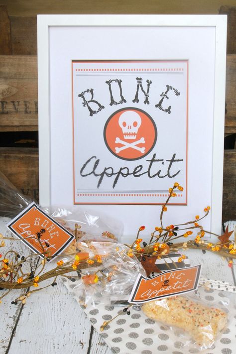 Download these free Bone Appetit Halloween printables! Perfect for Halloween parties, Halloween decor, or class treats. So fun! Mummy Pizza, Scary Halloween Food, Free Halloween Printables, Class Treats, Bone Appetit, Halloween Candy Bar, Printable Halloween Tags, Halloween Chalkboard, Seasonal Printables