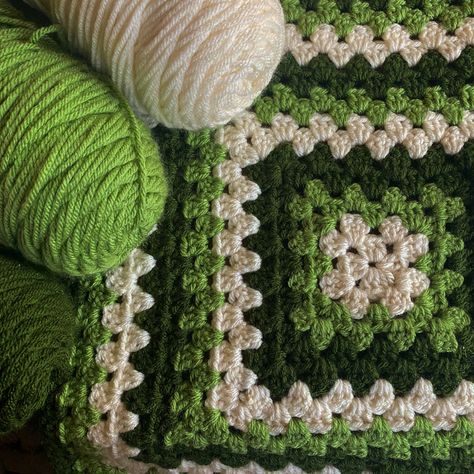 Green Crochet Blanket Granny Squares, Crochet Green Granny Square, Crochet Projects Green Yarn, Black And Green Crochet, Crochet With Green Yarn, Crochet Green Blanket, Green Yarn Crochet Ideas, Green Granny Square Blanket, Green Crochet Projects