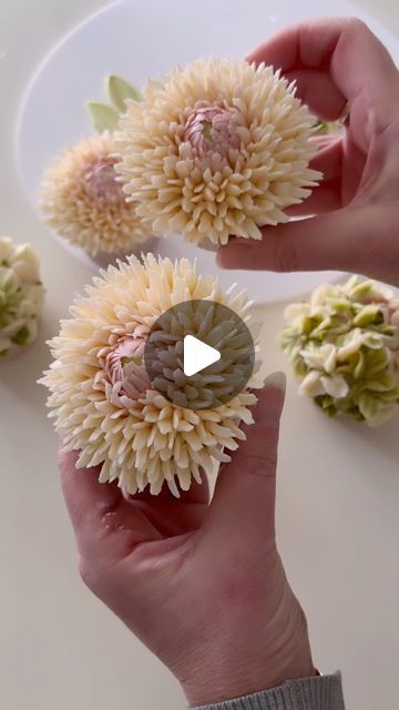 Blooming Buttercream Recipe, Fall Buttercream Flowers, Dahlia Cookies, Piping Flowers Tutorial, Dahlia Cupcakes, Buttercream Dahlia, Buttercream Tips, Dahlia Cake, Buttercream Tutorials