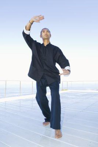 Iliotibial Band Stretches, Yang Style Tai Chi, Tai Chi Movements, Tai Chi Moves, Tai Chi Clothing, Iliotibial Band, Tai Chi For Beginners, Mma Videos, Band Stretches