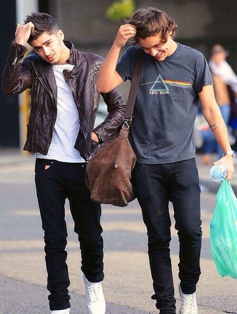 Zayn And Harry, Zarry Stylik, 5 Best Friends, One Direction Outfits, Celebrity Casual Outfits, One Direction Photos, Louis And Harry, One Direction Pictures, Mr Style