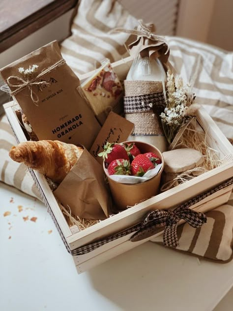 Breakfast Gift Basket, Hygge Box, Breakfast Basket, Good Morning Dear, Breakfast Gift, Homemade Gift Baskets, Picnic Box, My Homies, Gift Box Design