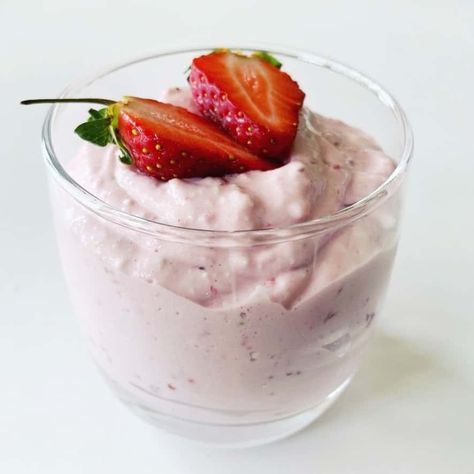 Strawberry Cottage Cheese Protein Pot - Optimising Nutrition Strawberry Cottage Cheese, Cottage Cheese Protein, Cottage Cheese Dessert Recipes, Cottage Cheese Recipes Healthy, Strawberry Cottage, Cottage Cheese Desserts, Cottage Cheese Dips, Cheese Pudding, Strawberry Protein