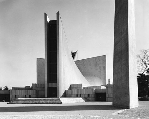 Tange's cathedral: traditional plan oversailed by roof of hyperbolic paraboloids. Constructivism Architecture, Kenzo Tange, Metal Room, Brutalism Architecture, Japan Architecture, Unusual Buildings, Room Photo, Japanese Architect, Mid Century Architecture