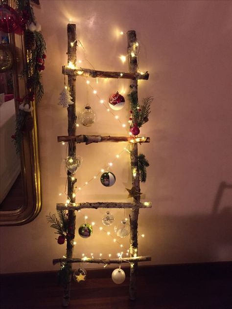 Christmas Ladder, Old Ladder, Xmas Deco, Christmas Interiors, Diy Christmas Decorations Easy, Xmas Wreaths, Holiday Crafts Christmas, Easy Christmas Diy, Christmas Crafts Decorations