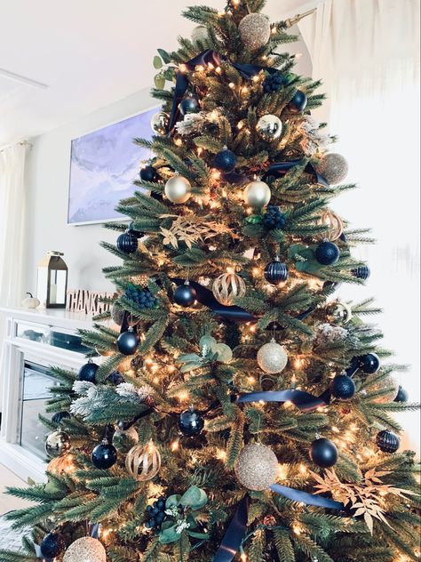 Blue Black Silver Christmas Decorations, Gold And Navy Blue Christmas Tree, Christmas Tree With Blue And Gold, Navy Blue Theme Christmas Tree, Blue And Gold Xmas Tree, Navy Christmas Tree Ideas, Christmas Tree Blue Theme, Blue Silver Gold Christmas Tree, Christmas Tree Ideas Navy Blue