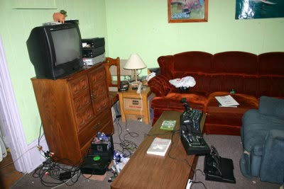 00s Living Room, 2000s Houses Interior, Trashy House, Trashy Apartment, 2000s Living Room, Trashcore Aesthetic, 90s Apartment, Messy Living Room, Older Brother Aesthetic