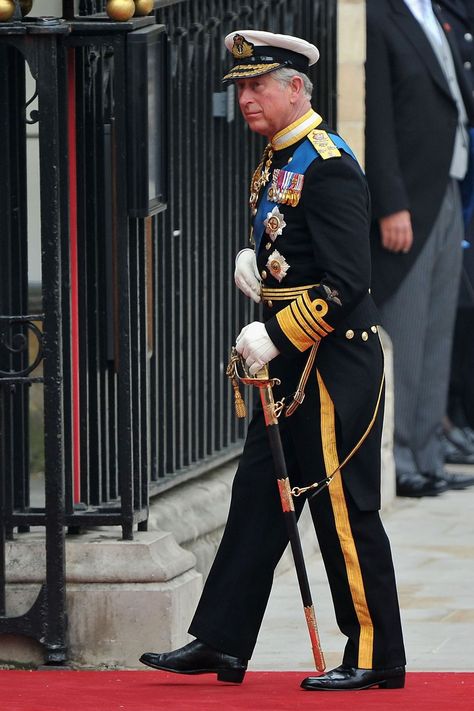 The father of the groom wore his Royal Navy uniform reflecting his position as Admiral of the Fleet, the highest rank. He also holds honorary five-star ranks in the Royal Air Force and the British Army, the same as Prince Philip. Royal Wedding Guests Outfits, Royal Wedding Outfits, Royal Navy Uniform, Admiral Of The Fleet, Air Force Uniforms, Eugenie Wedding, Navy Admiral, Harry Wedding, Middleton Wedding