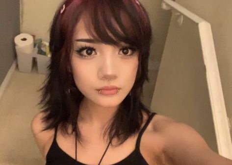 Hair Inspo Color With Bangs, Side Bangs On Short Hair, Cute Emo Haircuts, Emo Fringe Haircut, Shoulder Length Emo Hair, Side Bangs Haircut Short, Side Part Hairstyles With Bangs, Short Side Bangs Short Hair, 2000s Side Swept Bangs